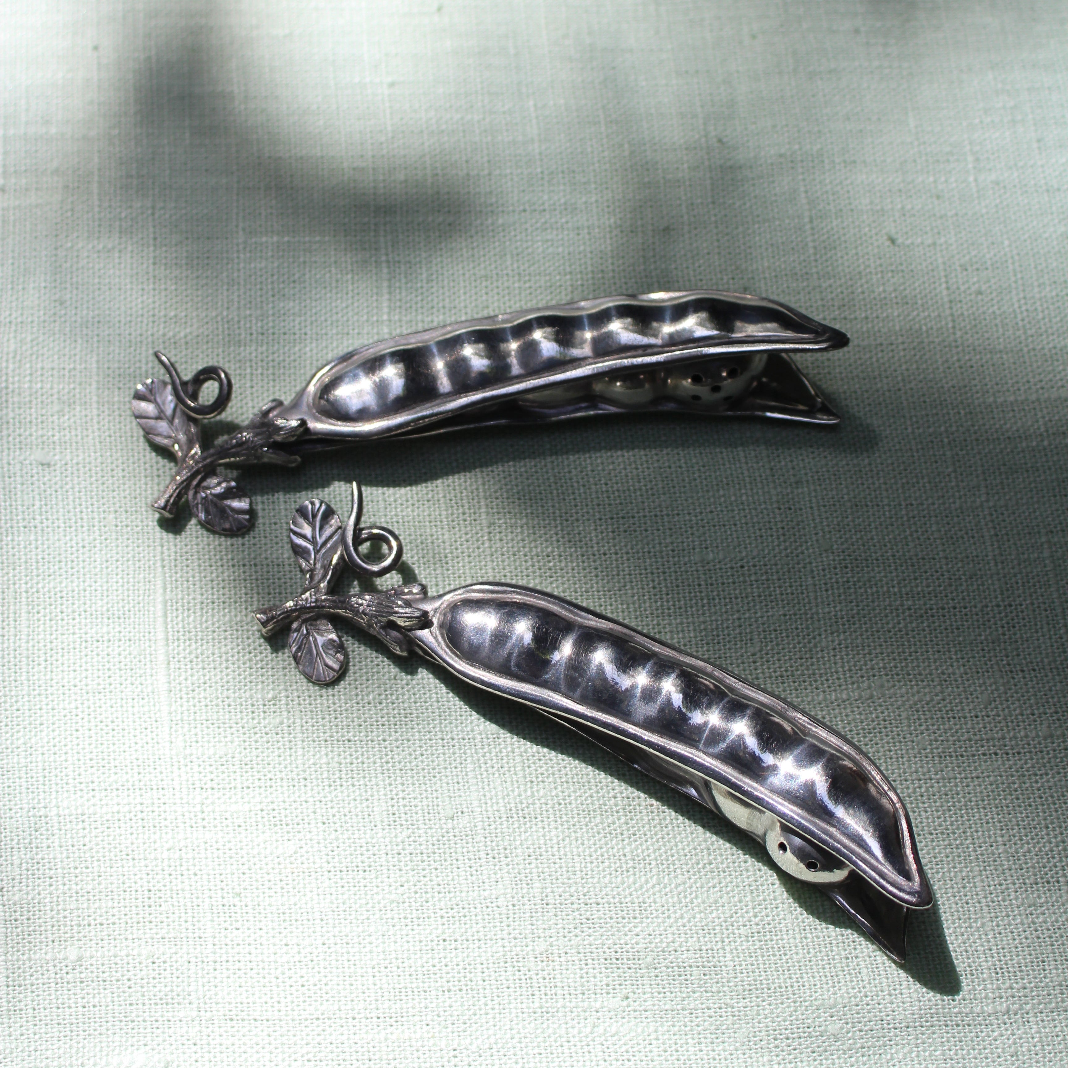 Pair of Salt & Peppers Shakers Peas in a Pod